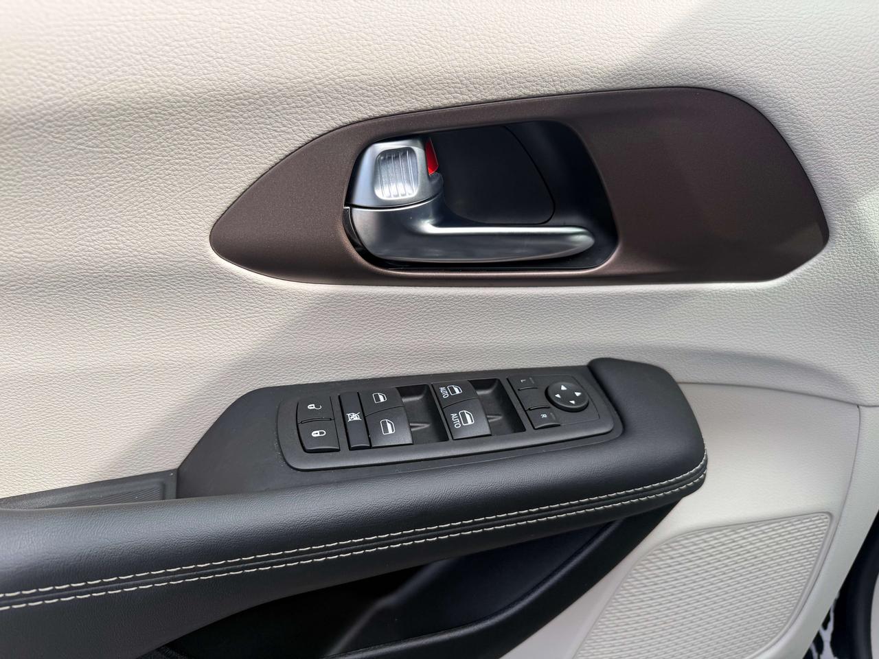 2024 Dodge Grand Caravan SXT - Former Dealer Shuttle! Photo