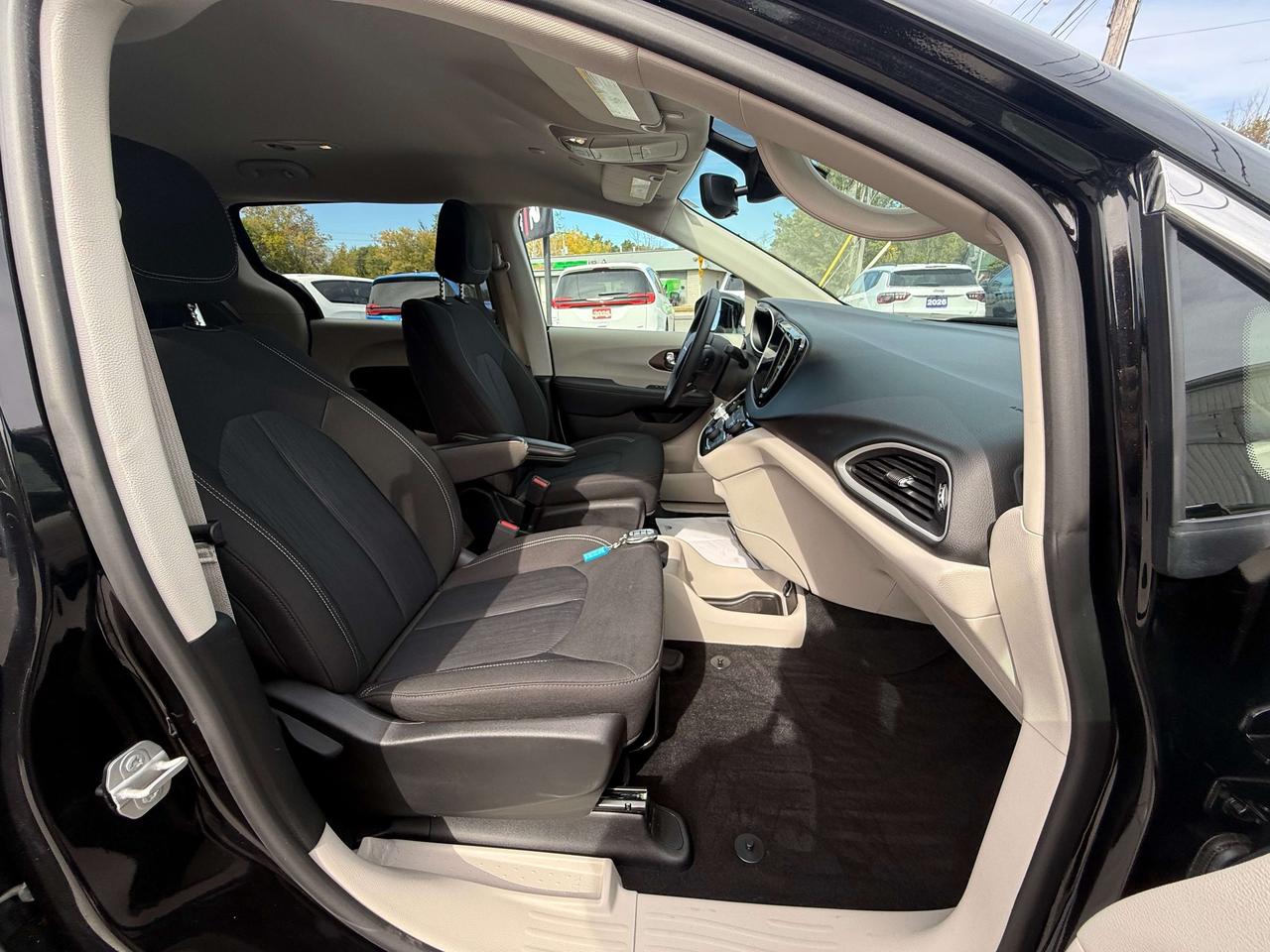 2024 Dodge Grand Caravan SXT - Former Dealer Shuttle! Photo