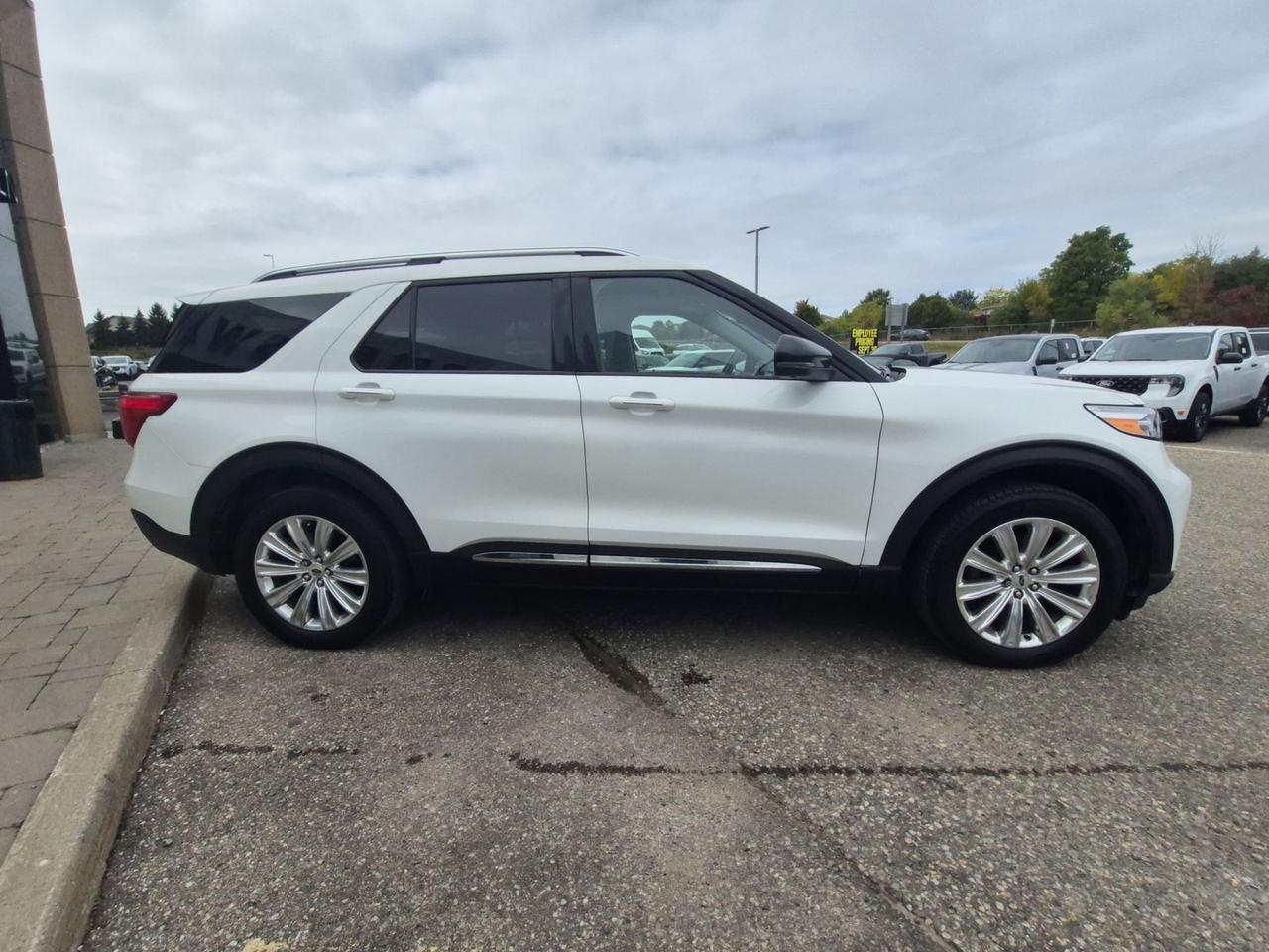 2020 Ford Explorer HYBRID! LTD, 1 OWNER, LOCAL TRADE! SERVICED HERE! Photo3