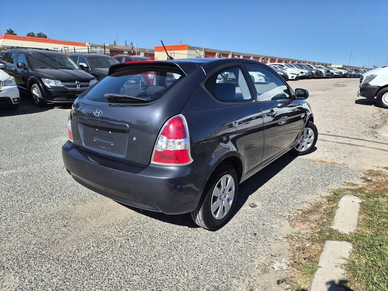 2011 Hyundai Accent SE Photo4