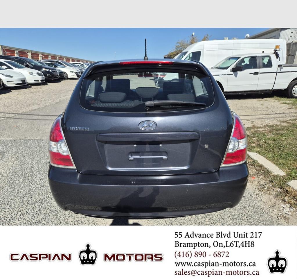 2011 Hyundai Accent SE Photo