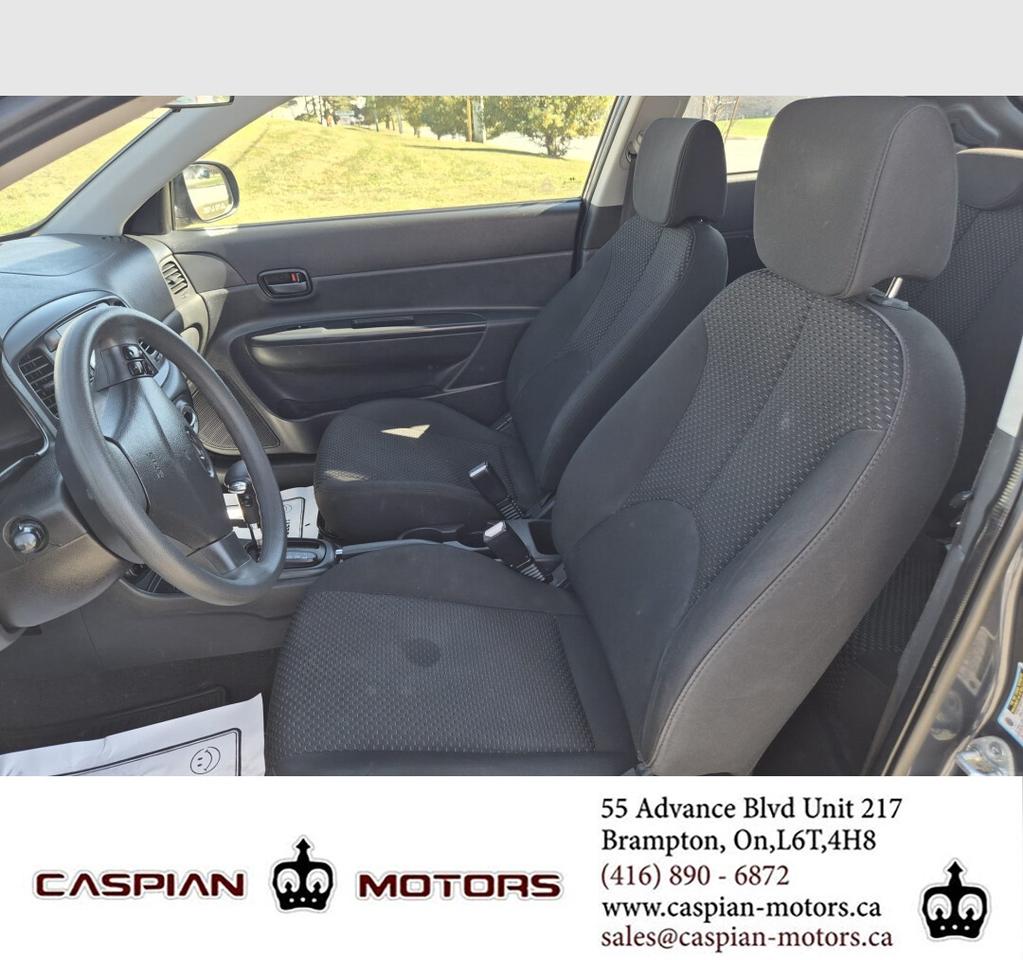 2011 Hyundai Accent SE Photo