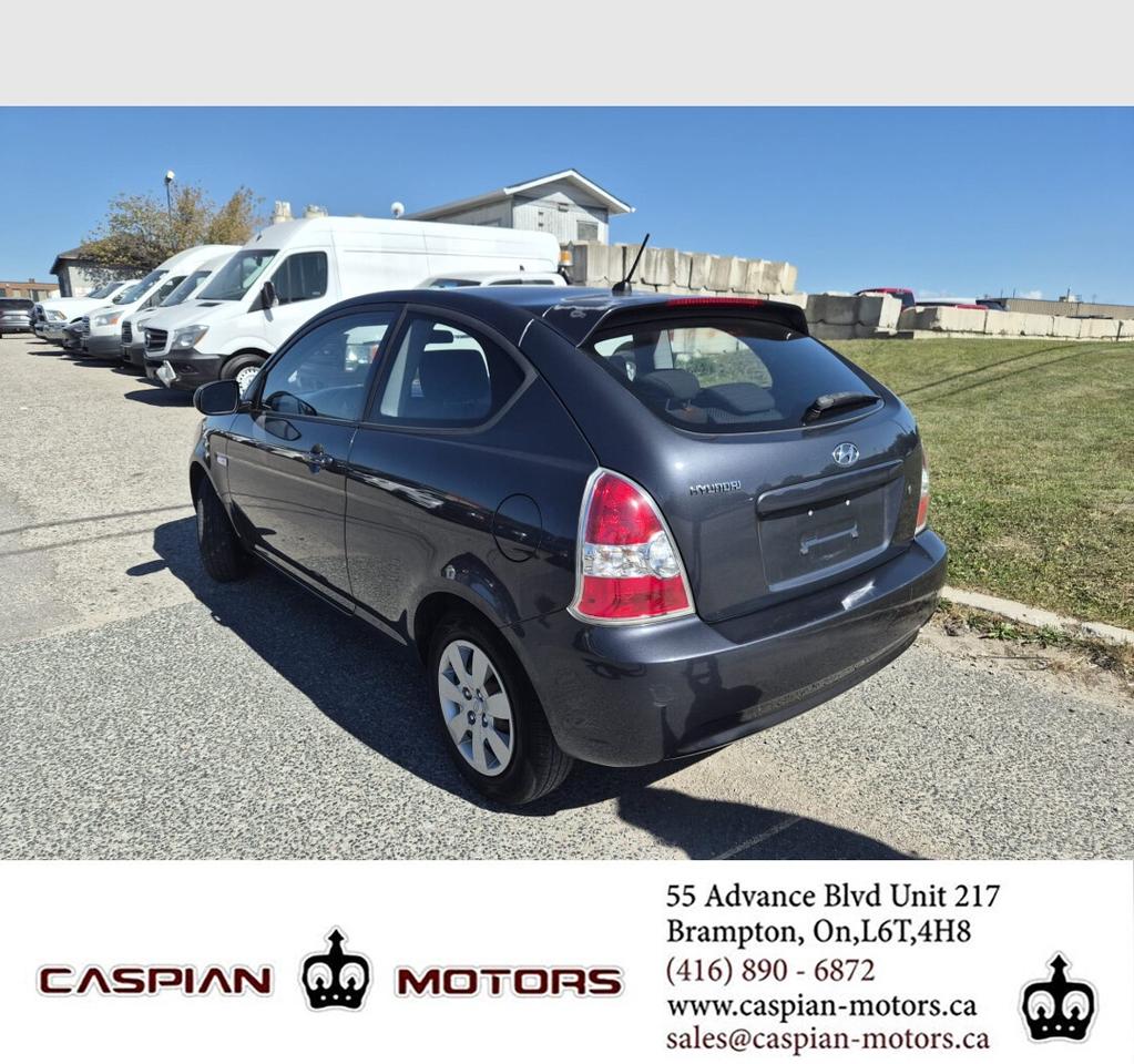 2011 Hyundai Accent SE Photo