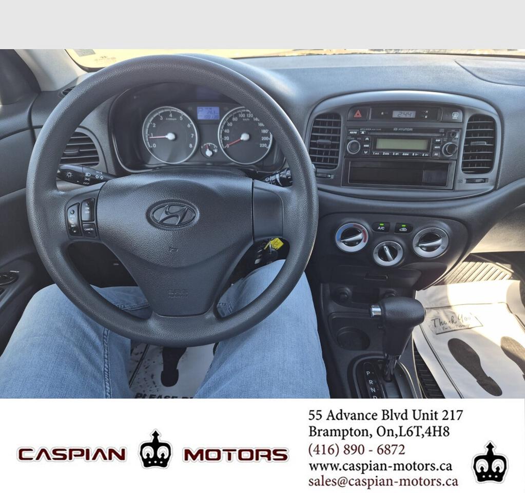 2011 Hyundai Accent SE Photo