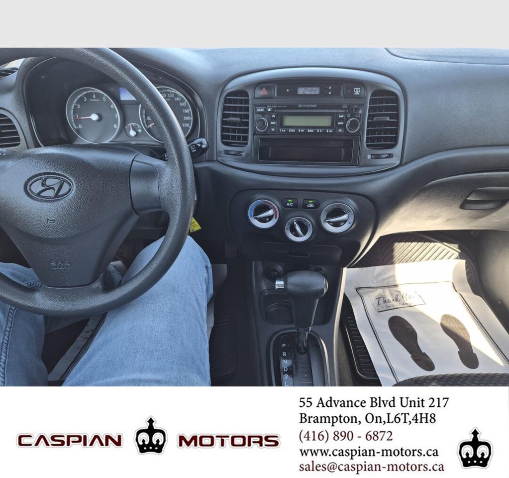 2011 Hyundai Accent SE Photo