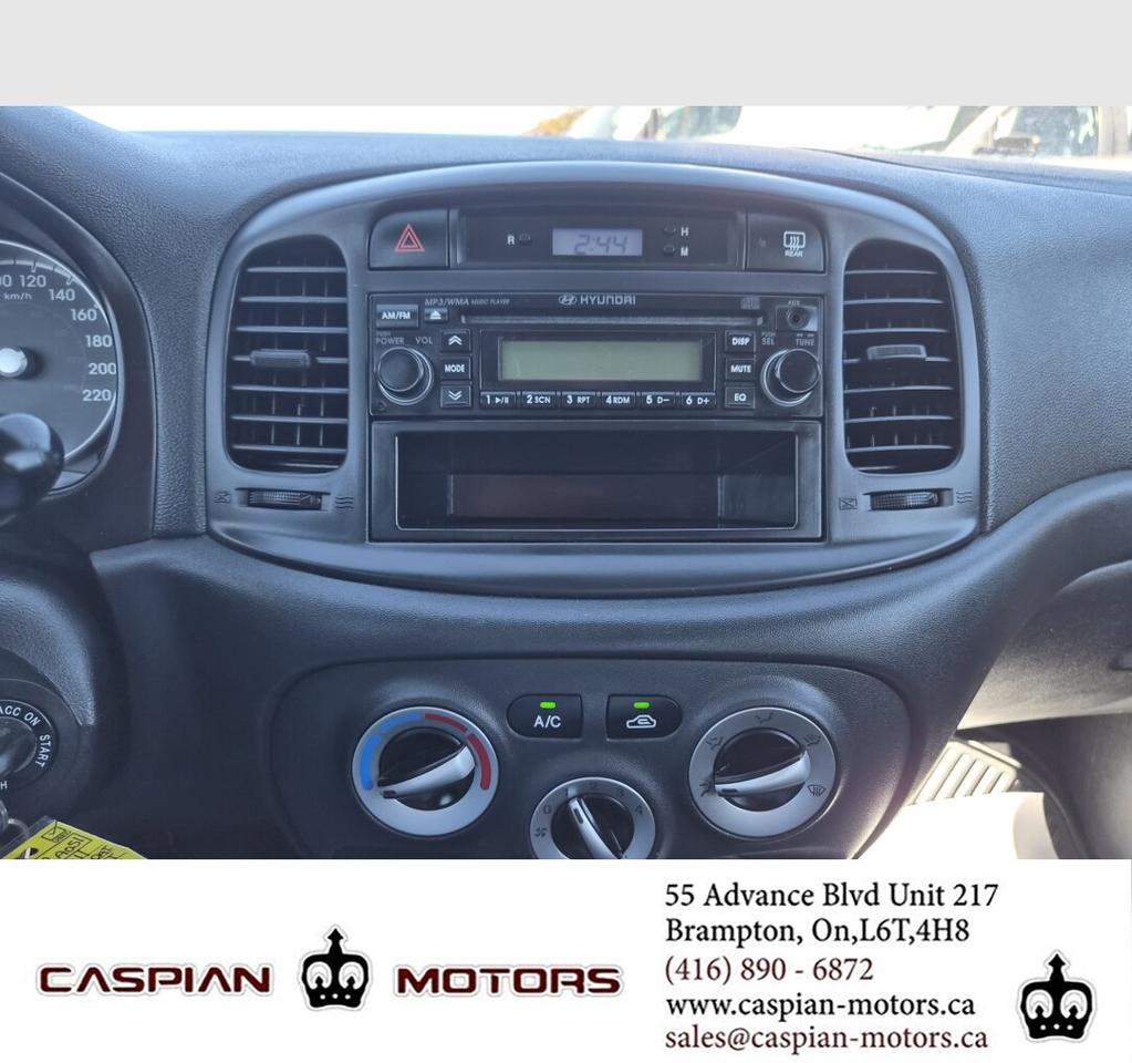 2011 Hyundai Accent SE Photo