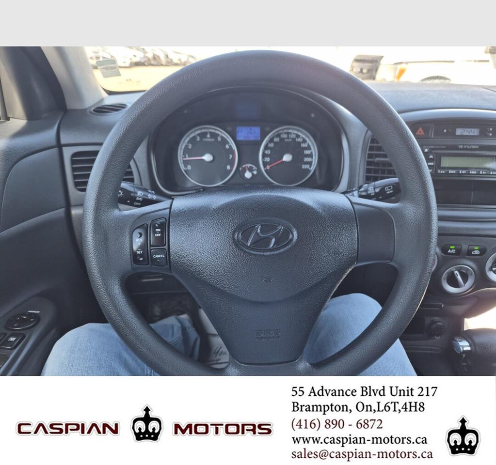 2011 Hyundai Accent SE Photo