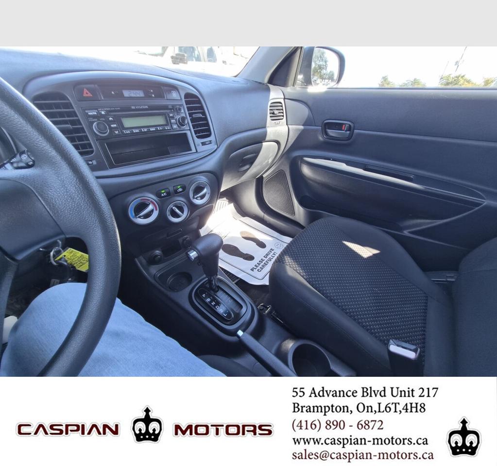 2011 Hyundai Accent SE Photo