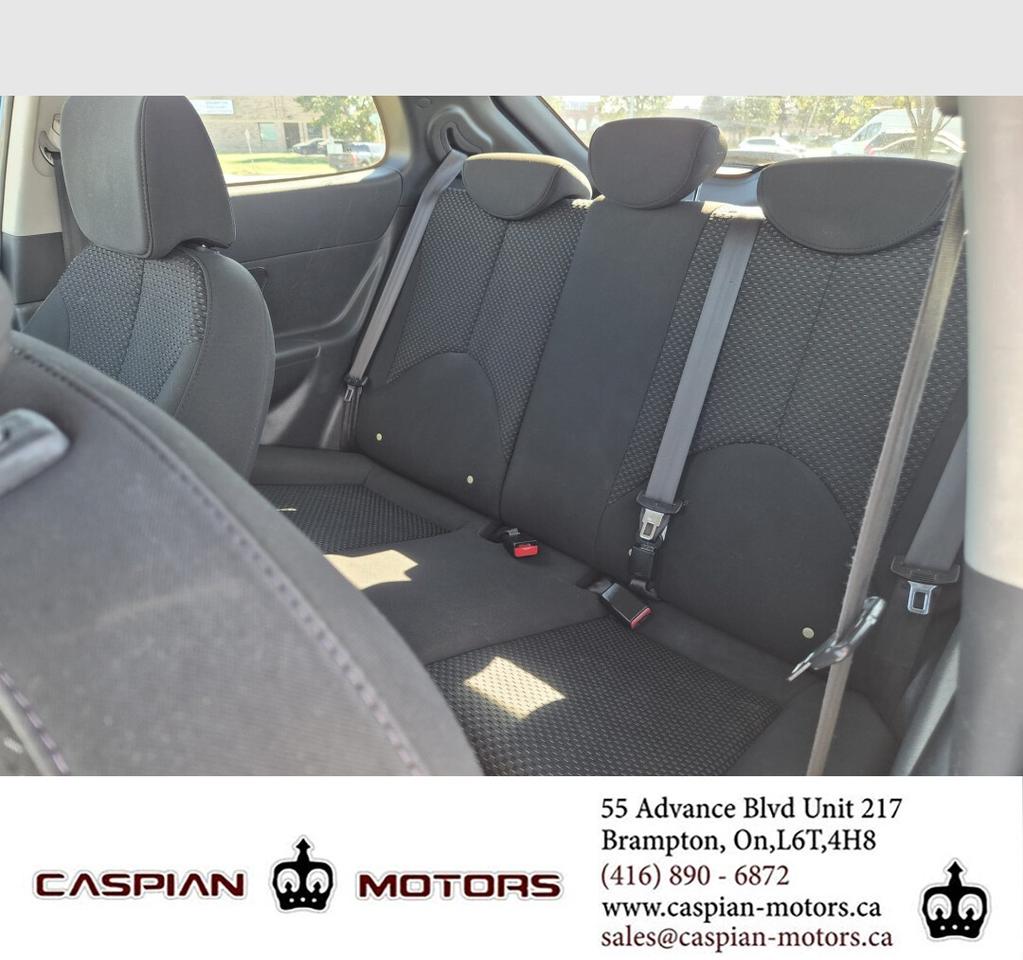 2011 Hyundai Accent SE Photo