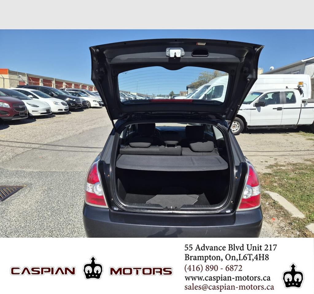 2011 Hyundai Accent SE Photo