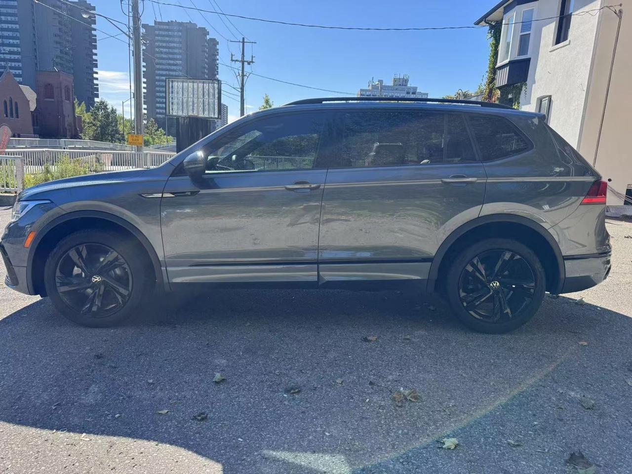 2023 Volkswagen Tiguan Comfortline R-Line Black Photo5