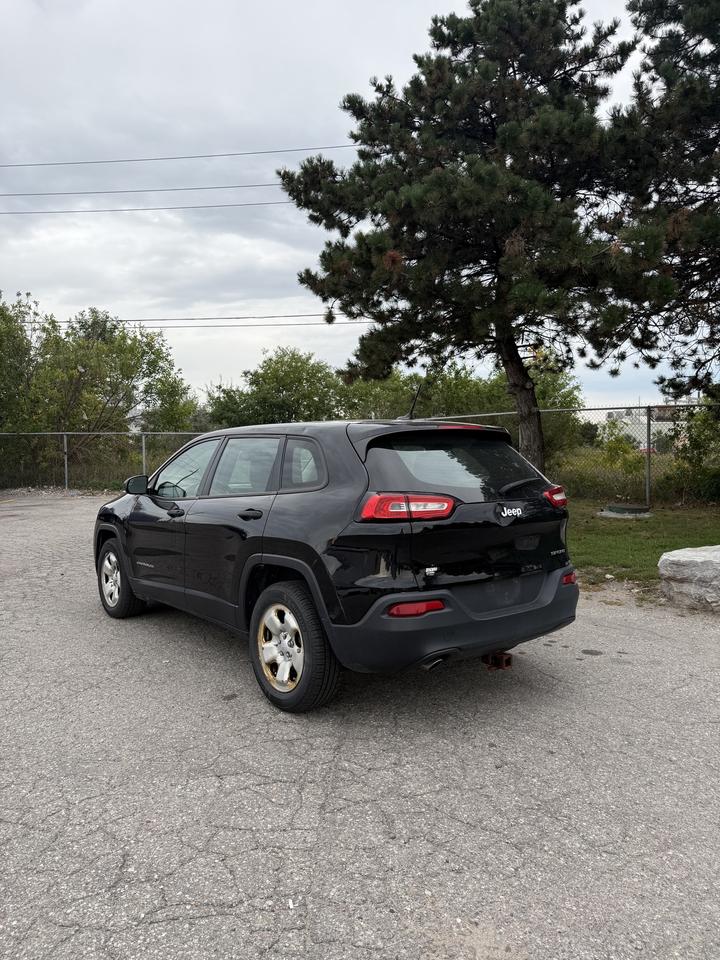 2017 Jeep Cherokee Sport Photo4