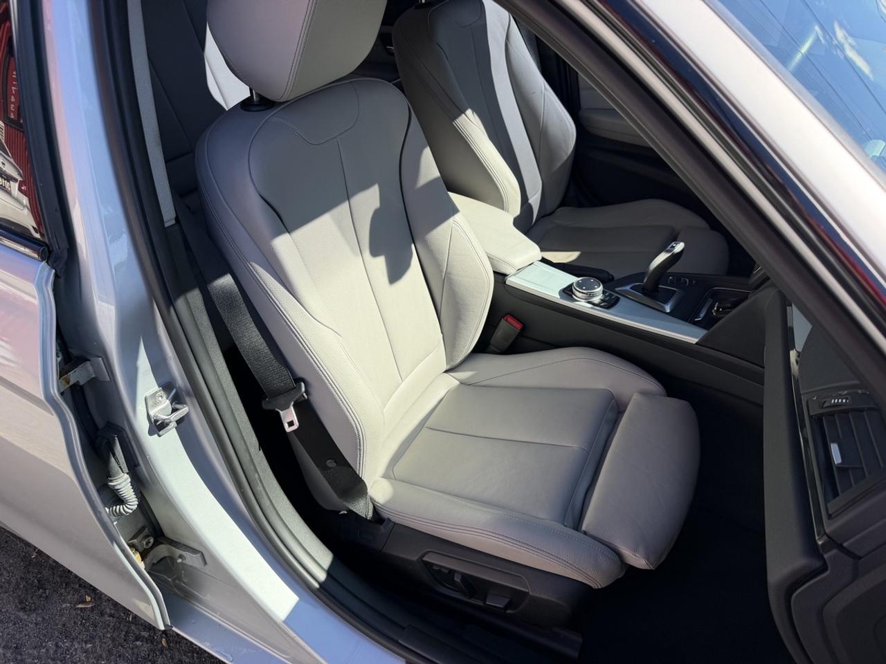2014 BMW 3 Series 320i xDrive Sport Pkg Photo