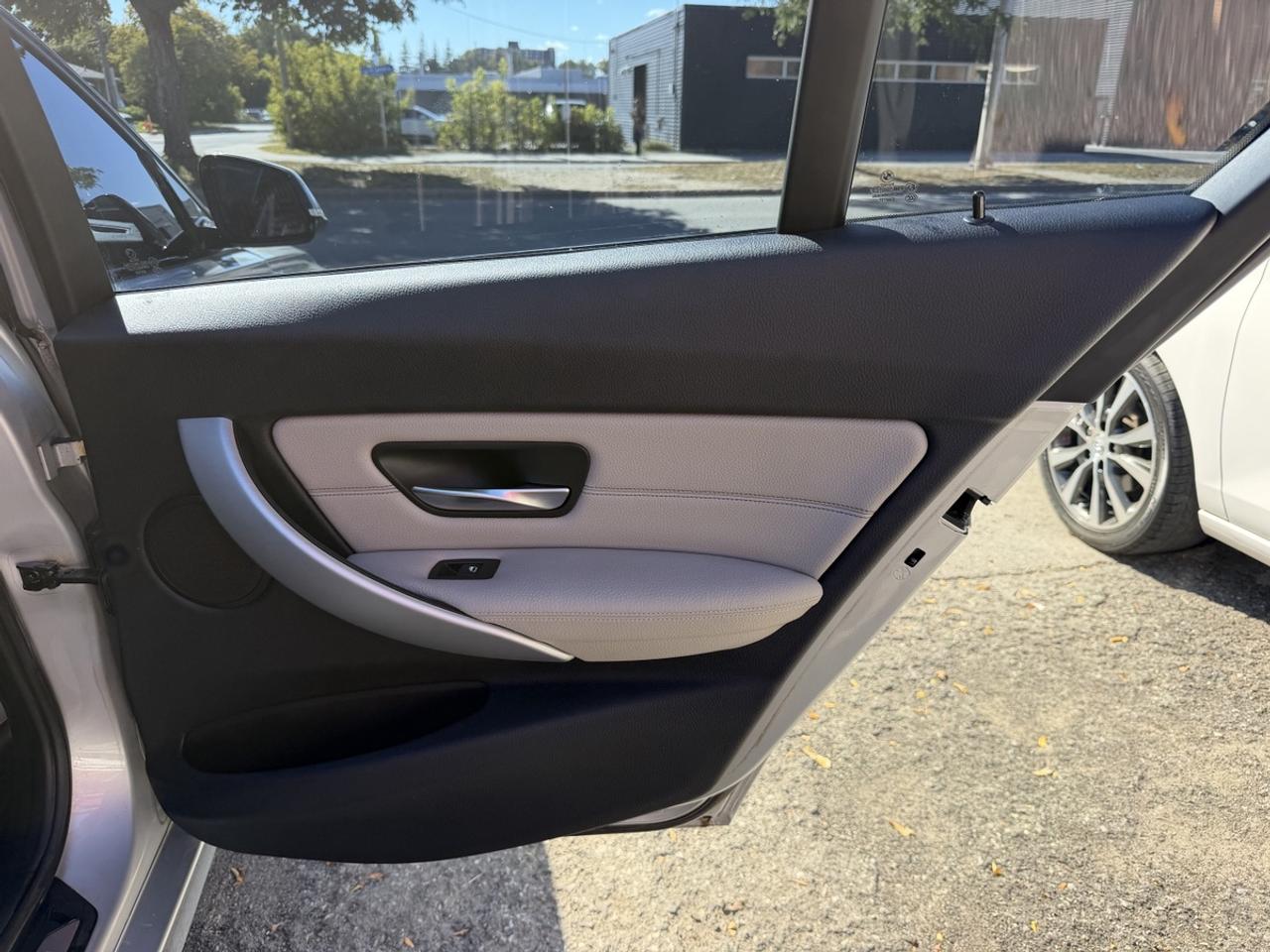 2014 BMW 3 Series 320i xDrive Sport Pkg Photo