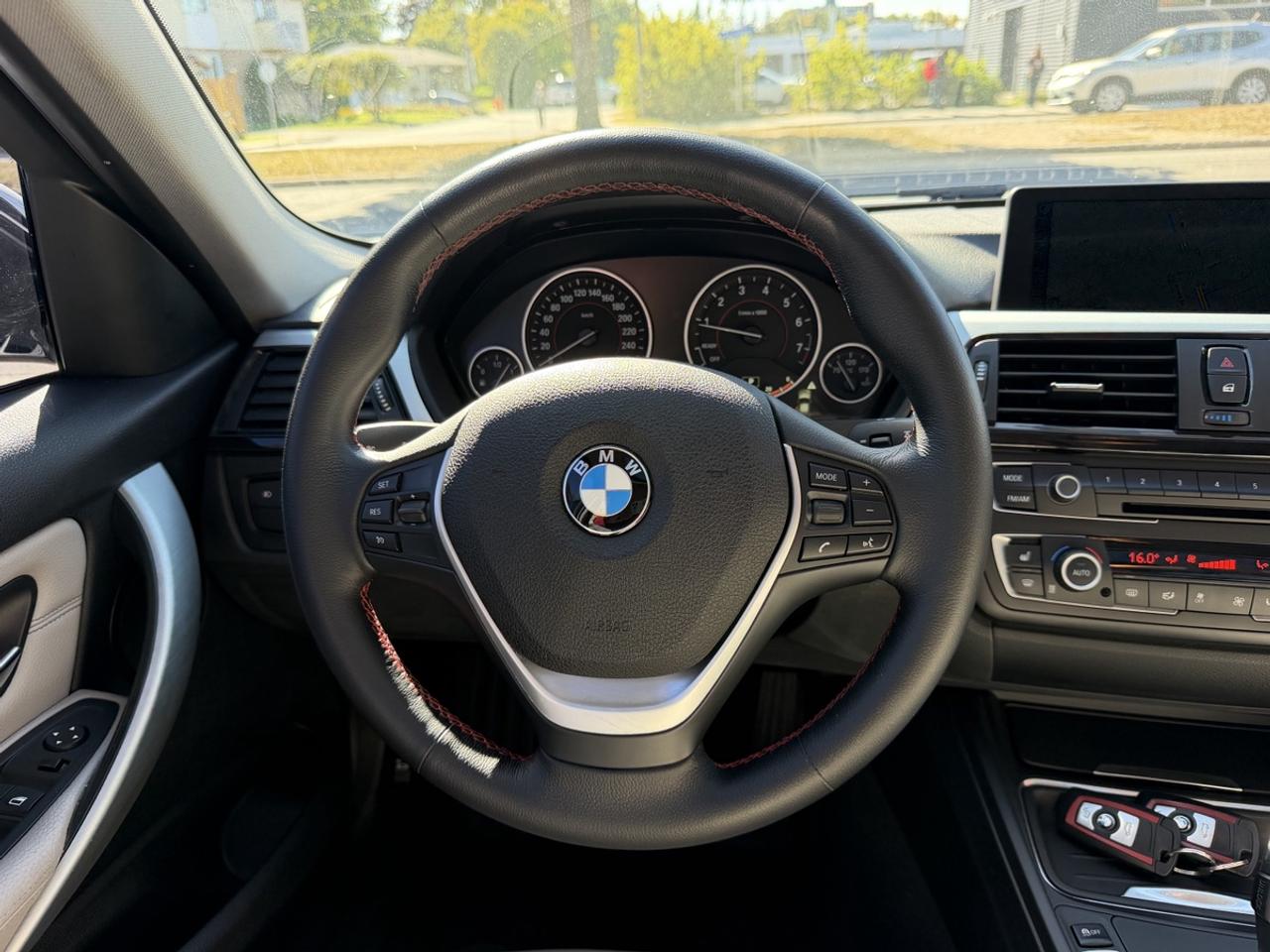 2014 BMW 3 Series 320i xDrive Sport Pkg Photo
