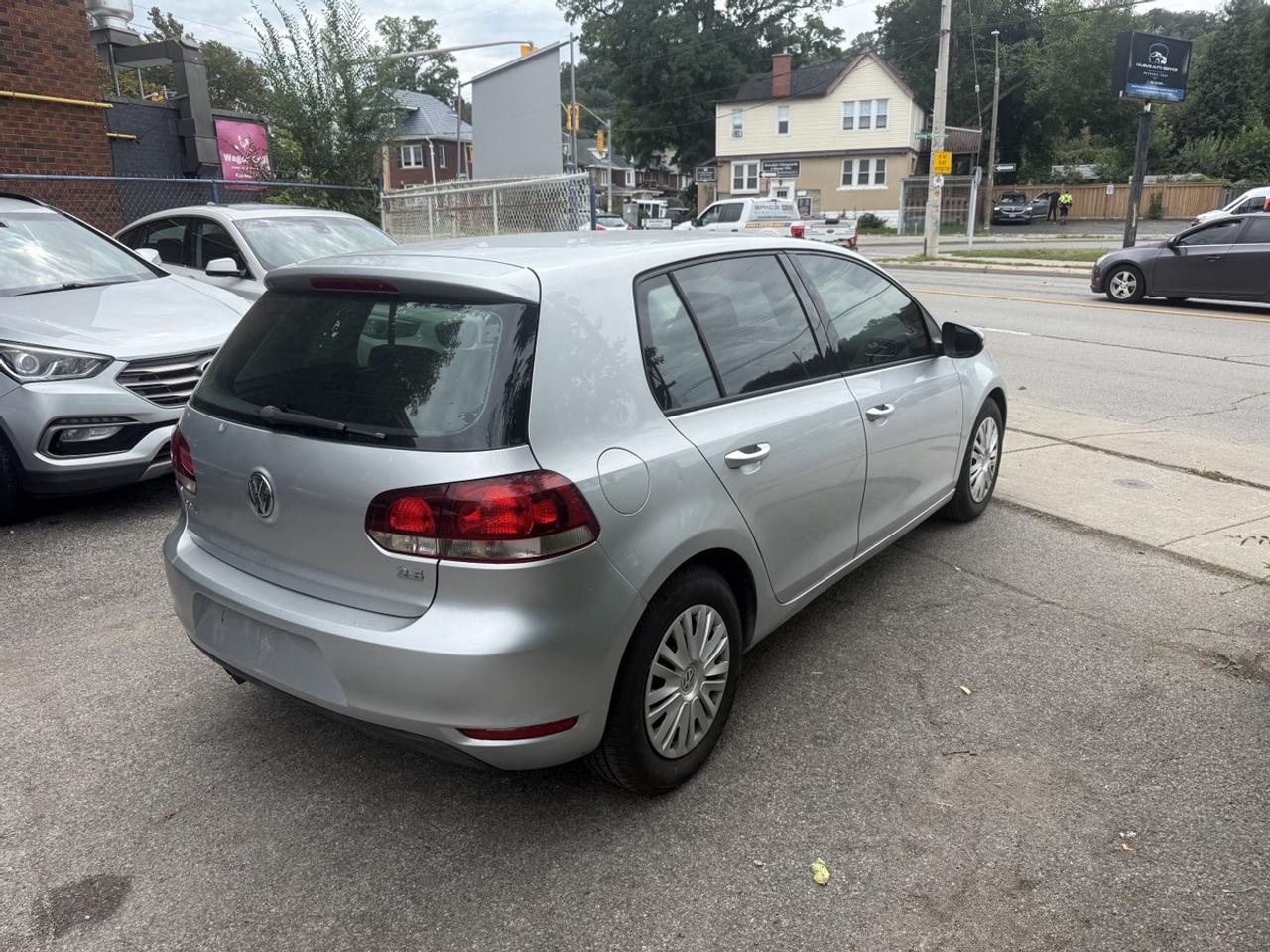 2010 Volkswagen Golf TRENDLINE Photo
