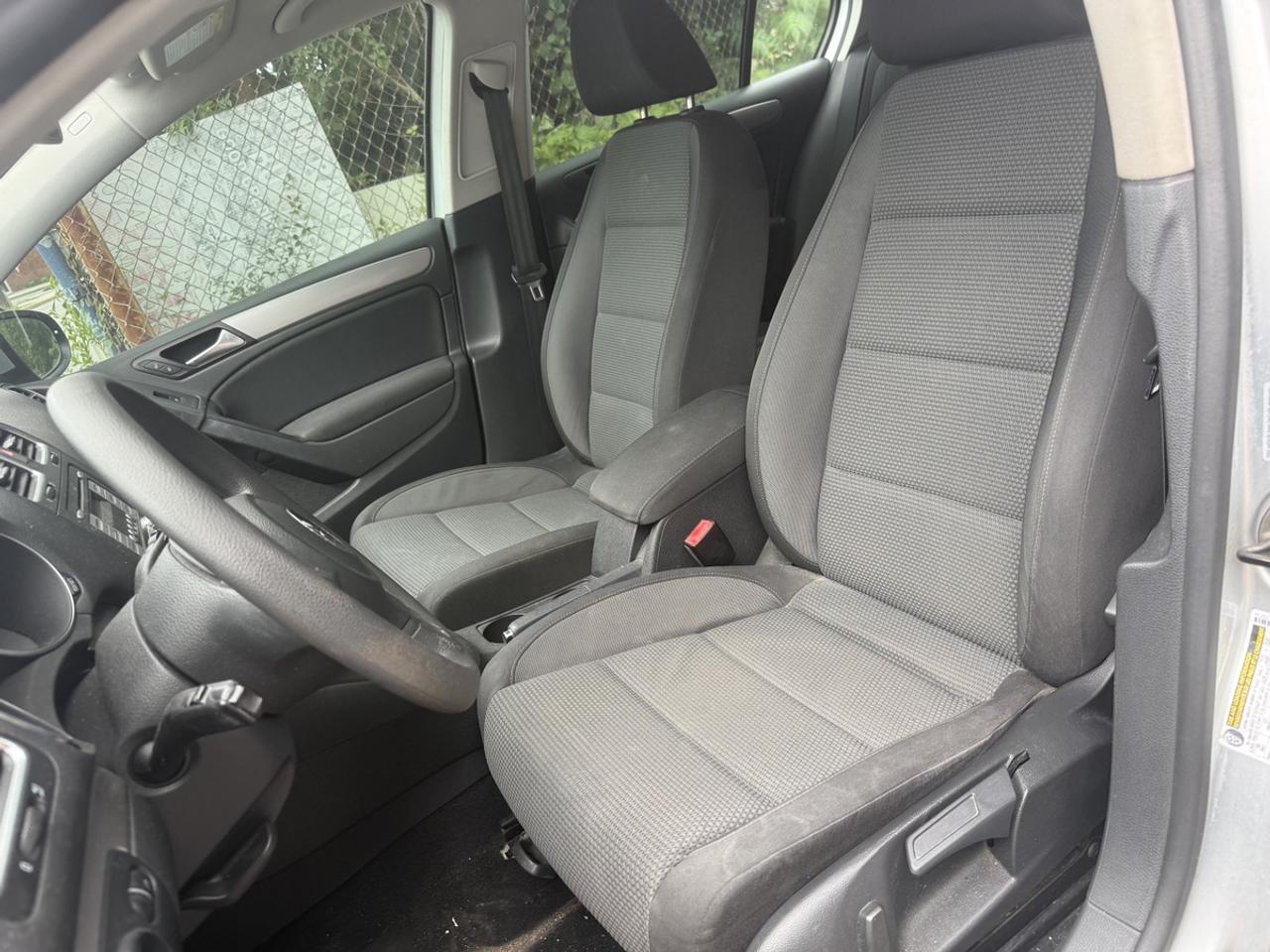 2010 Volkswagen Golf TRENDLINE Photo