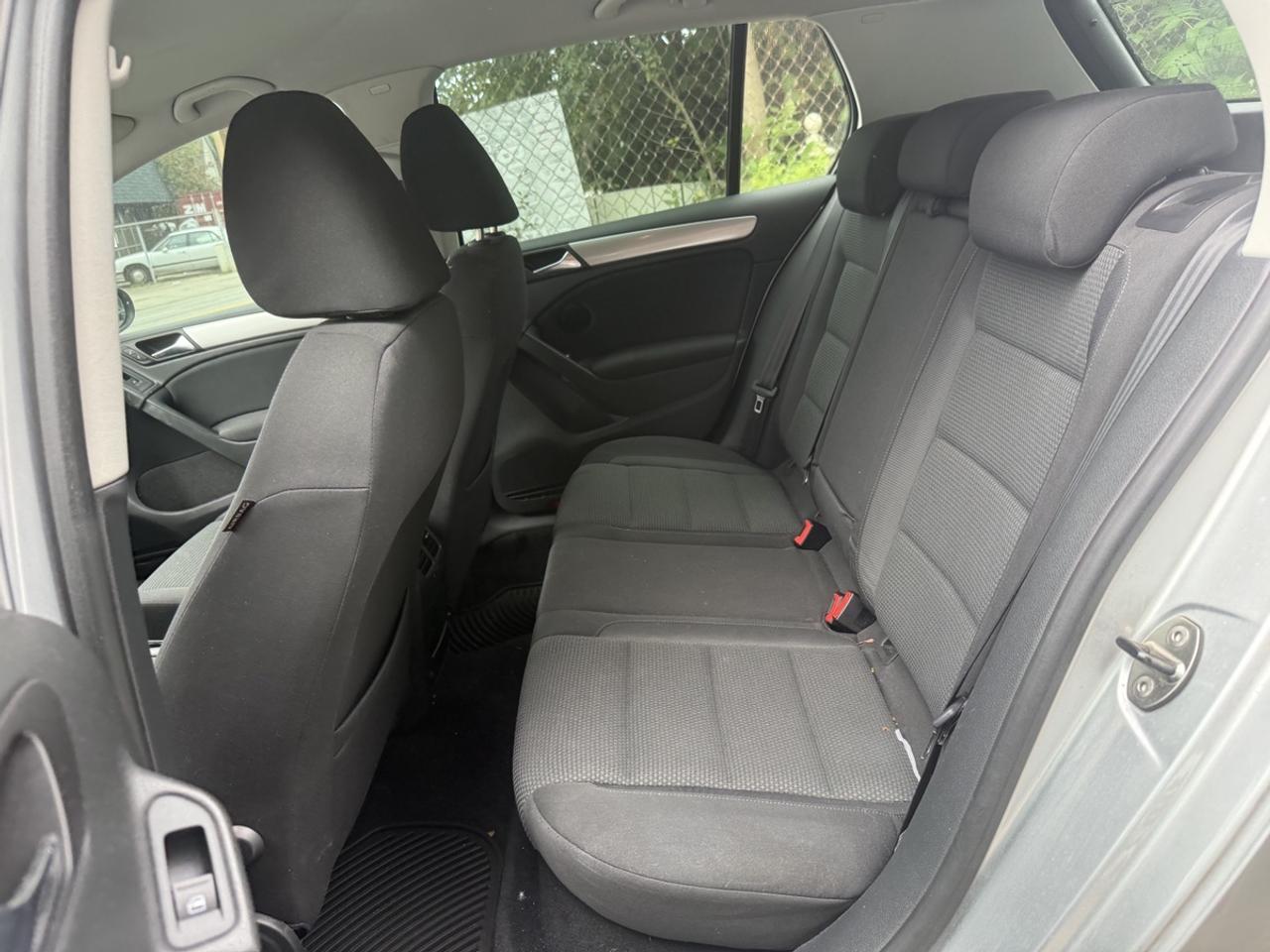 2010 Volkswagen Golf TRENDLINE Photo