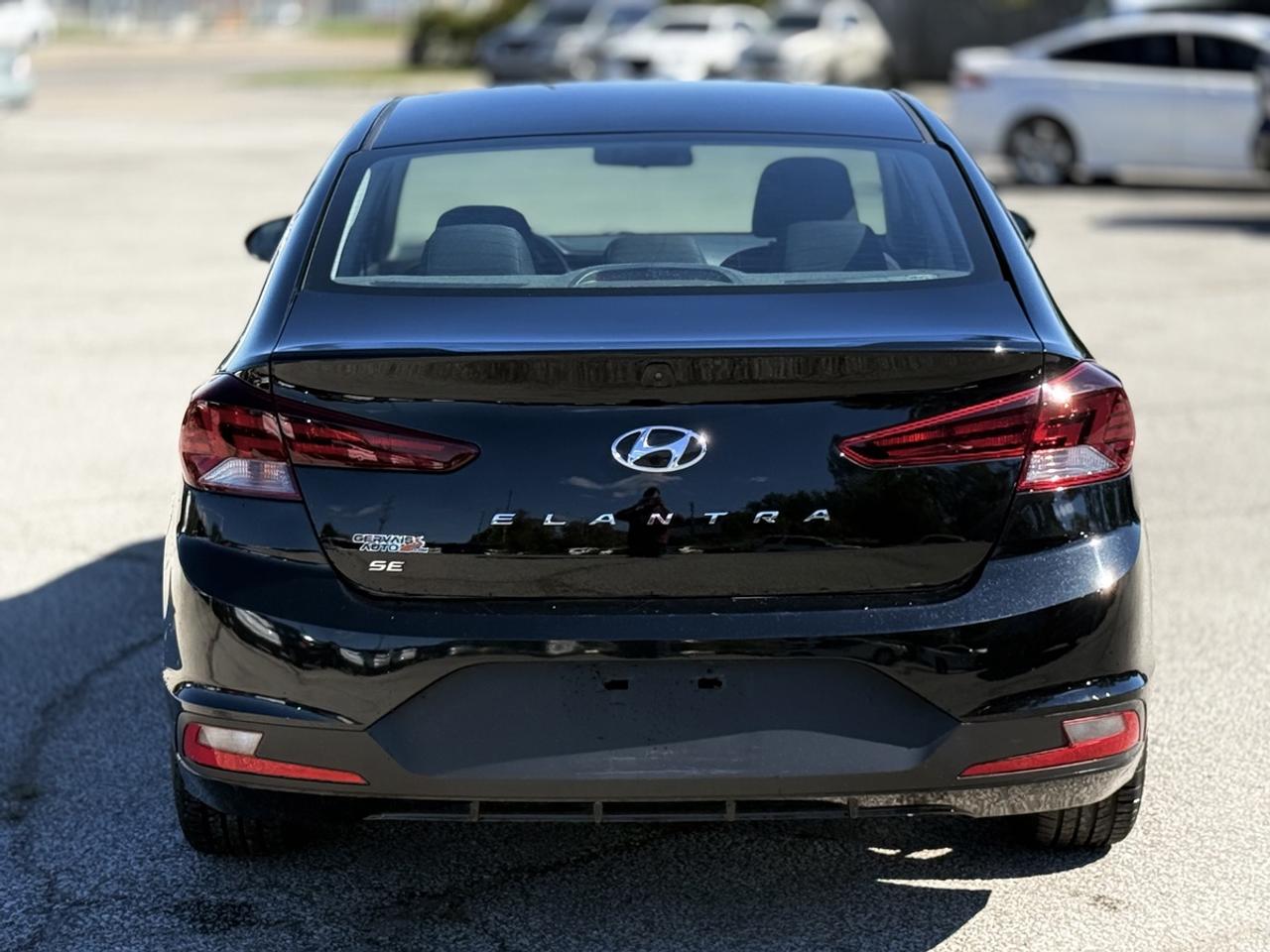 2020 Hyundai Elantra SE Photo2
