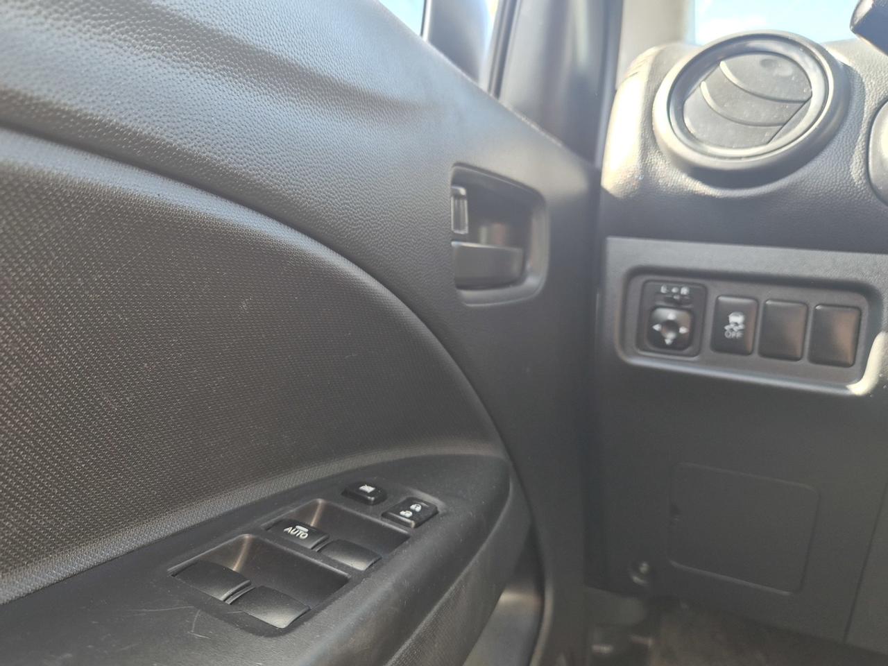 2017 Mitsubishi Mirage ES Photo