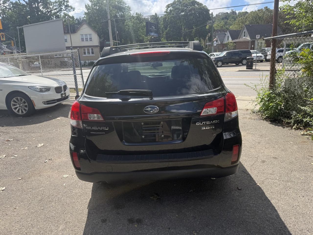 2011 Subaru Outback LIMITED Photo4