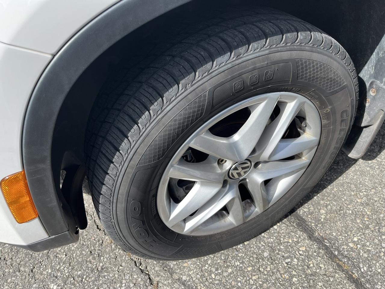 2010 Volkswagen Tiguan Wolfsburg Edition Photo3