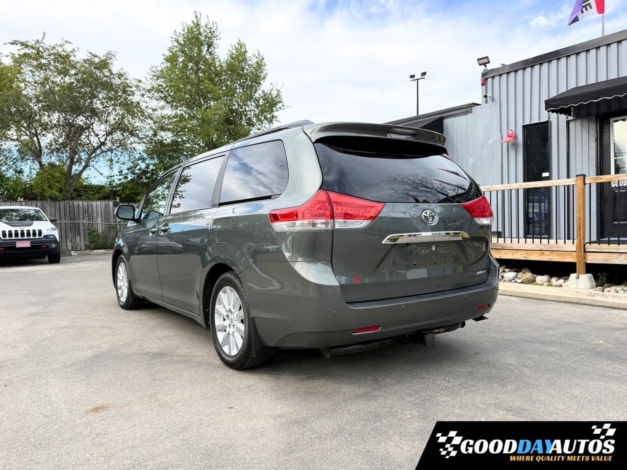 2014 Toyota Sienna Limited FULLY LOADED | 1 OWNER | LIKE NEW LOW KMS Photo