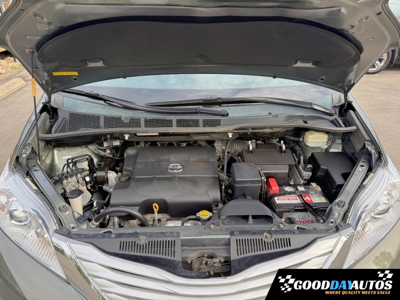 2014 Toyota Sienna Limited FULLY LOADED | 1 OWNER | LIKE NEW LOW KMS Photo