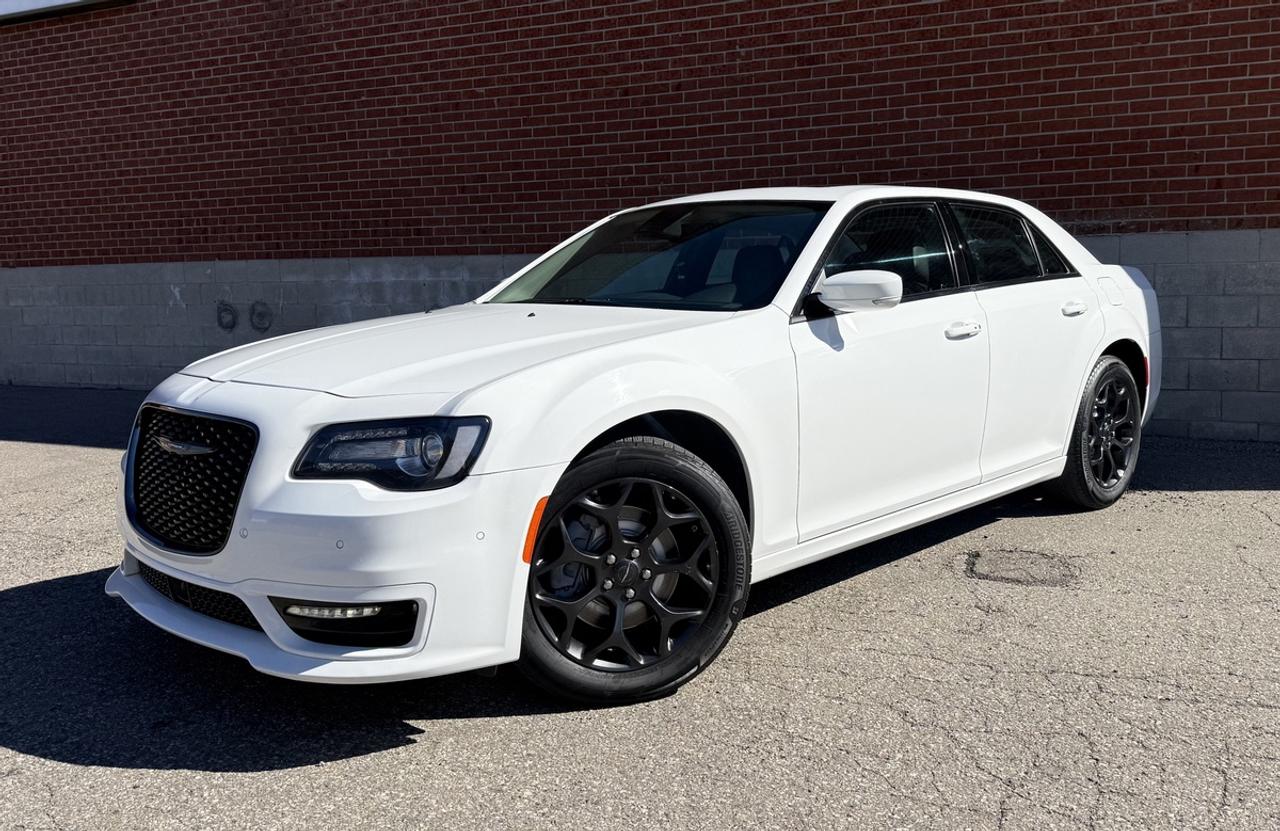 2023 Chrysler 300 Touring L AWD|Panaroof| Leather| Clean Carfax Photo