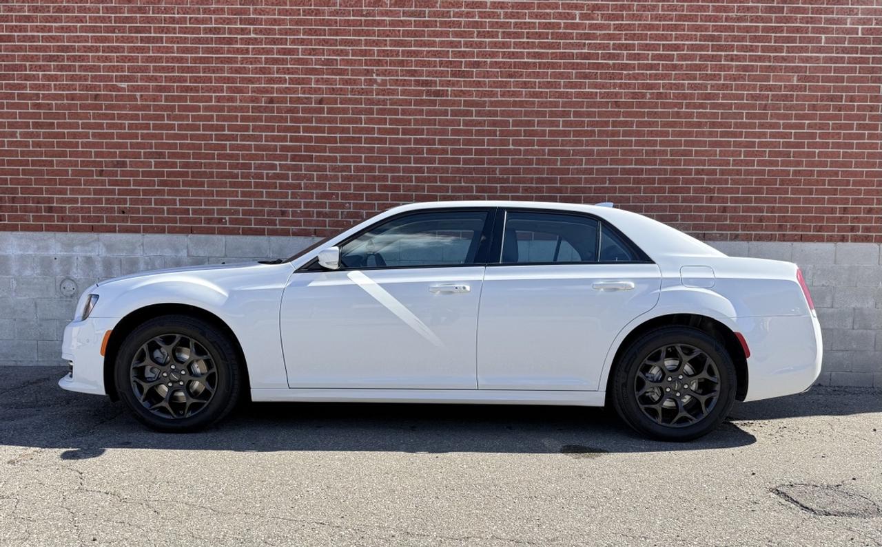 2023 Chrysler 300 Touring L AWD|Panaroof| Leather| Clean Carfax Photo
