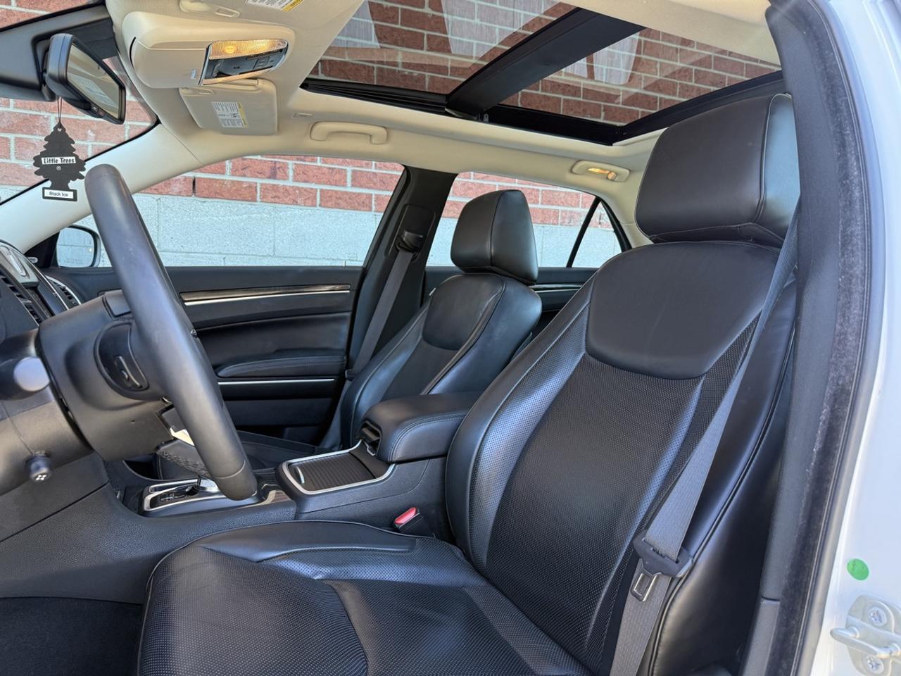 2023 Chrysler 300 Touring L AWD|Panaroof| Leather| Clean Carfax Photo