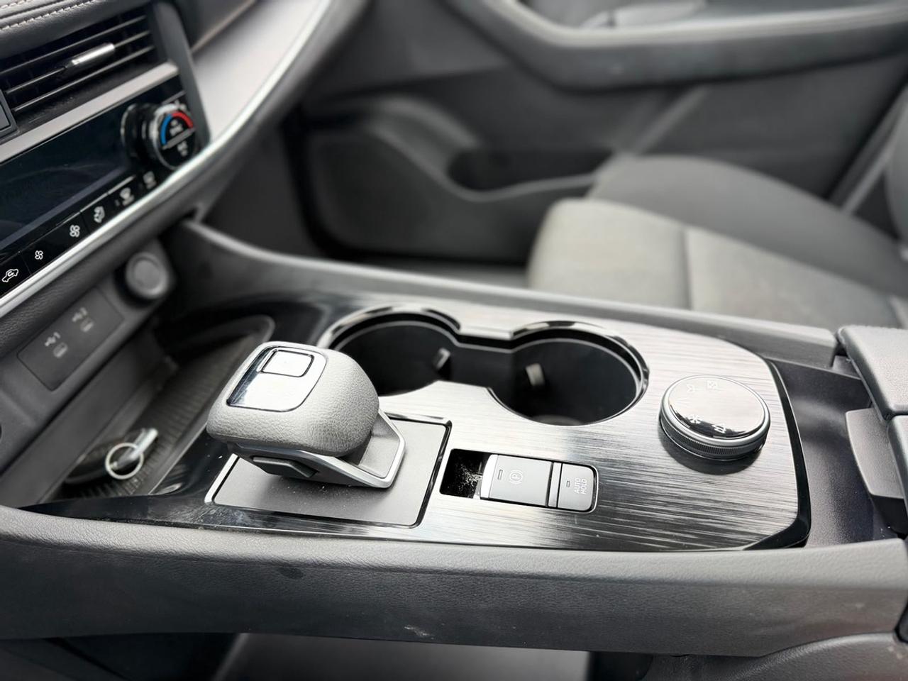 2025 Nissan Rogue SV Photo