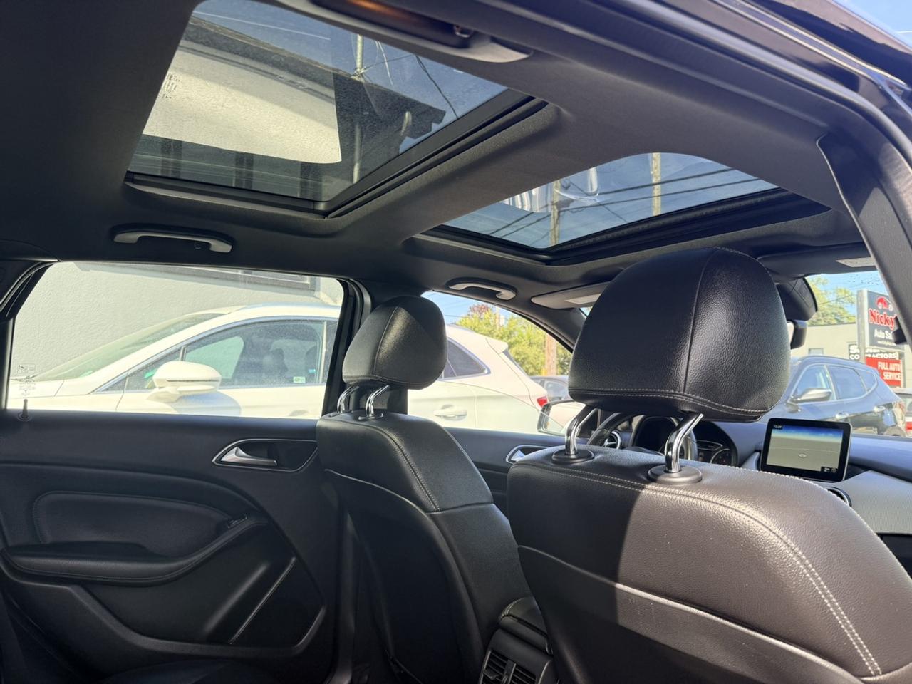 2017 Mercedes-Benz B-Class B250 4MATIC - SPORTS TOURER - NAVI - R.CAM - SUNROOF! Photo