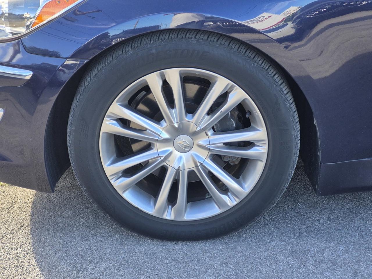 2012 Hyundai Genesis Premium Photo