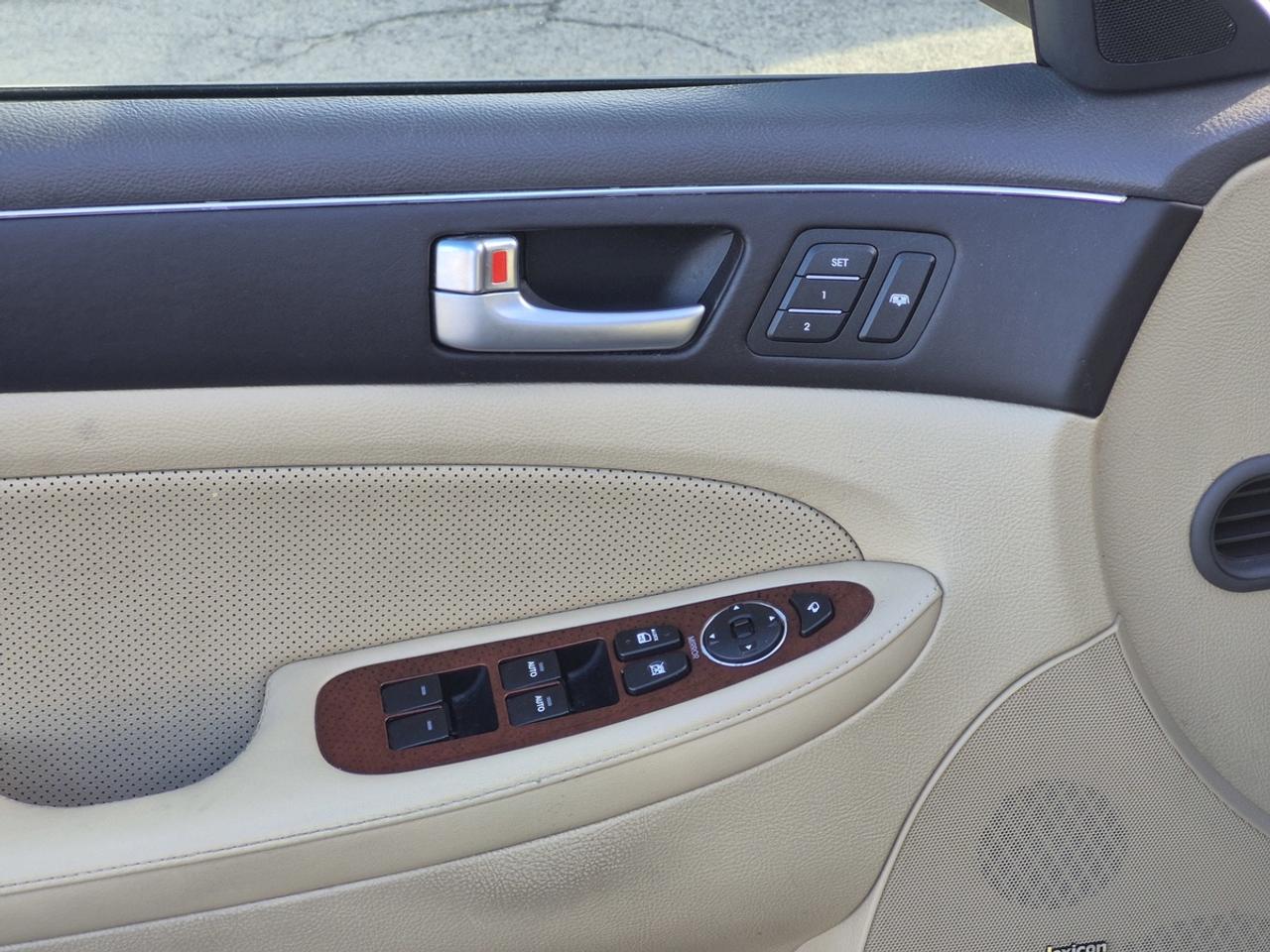 2012 Hyundai Genesis Premium Photo