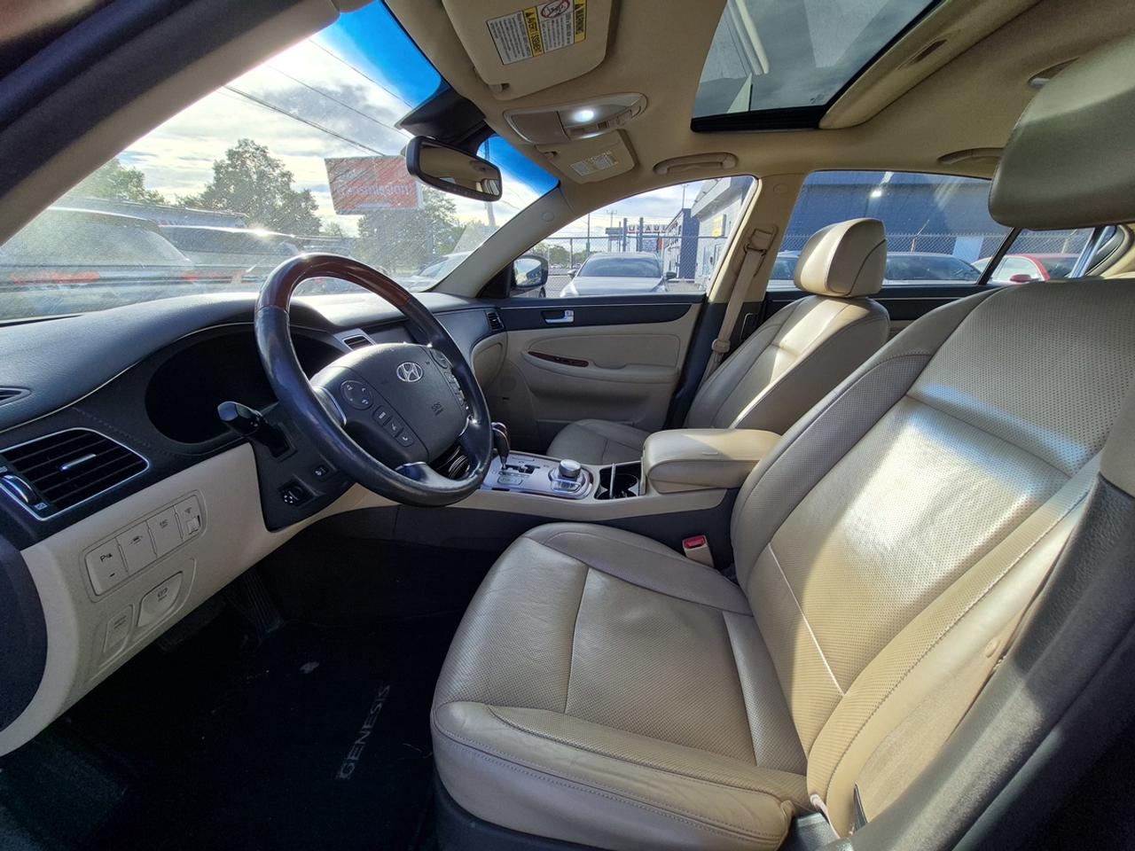 2012 Hyundai Genesis Premium Photo