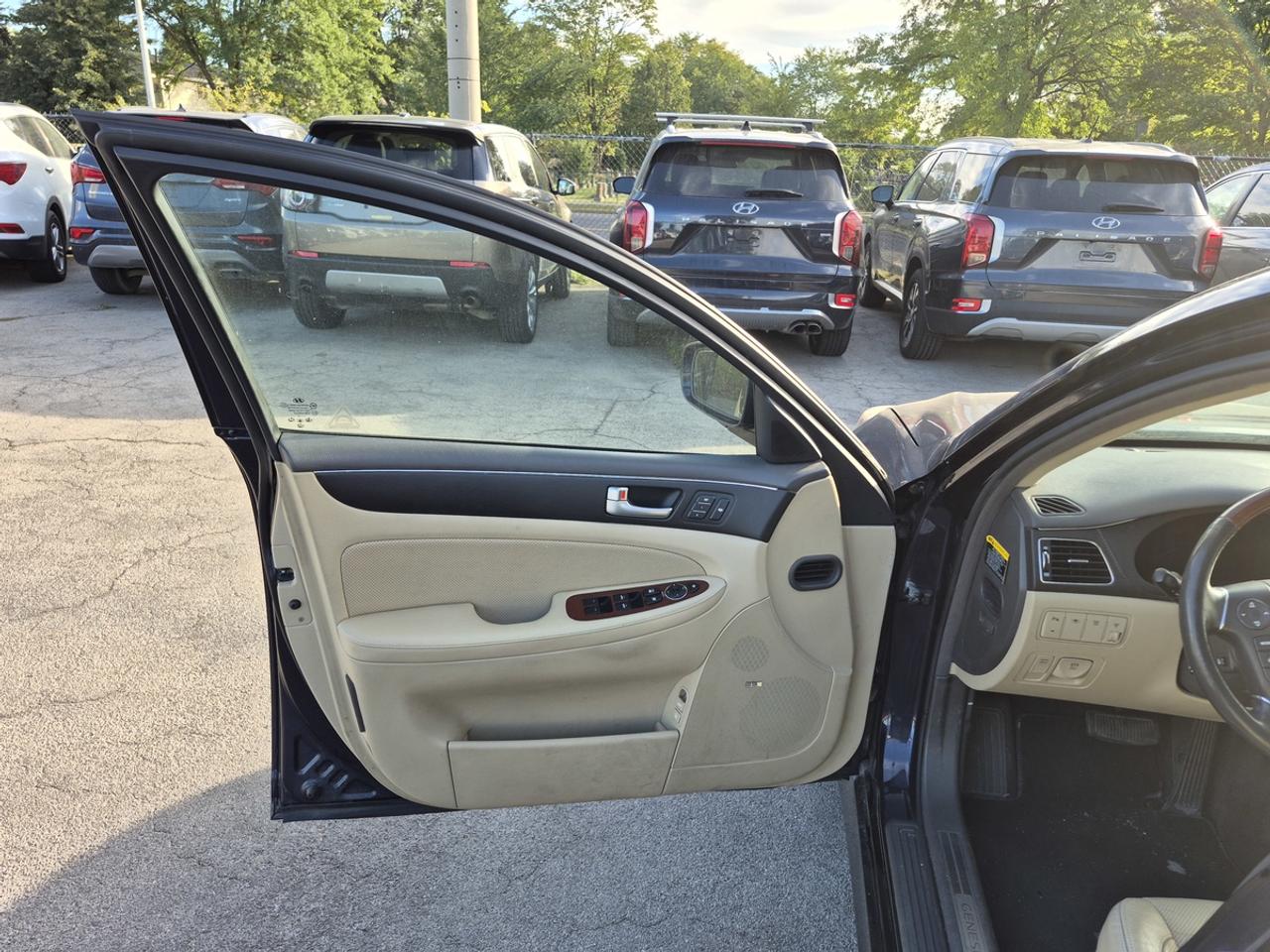 2012 Hyundai Genesis Premium Photo