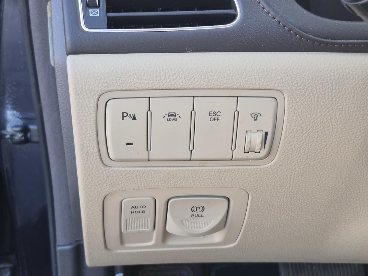 2012 Hyundai Genesis Premium Photo