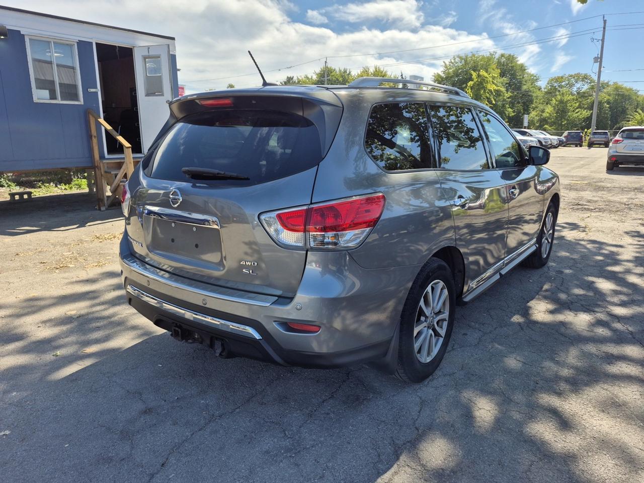 2015 Nissan Pathfinder SL Photo
