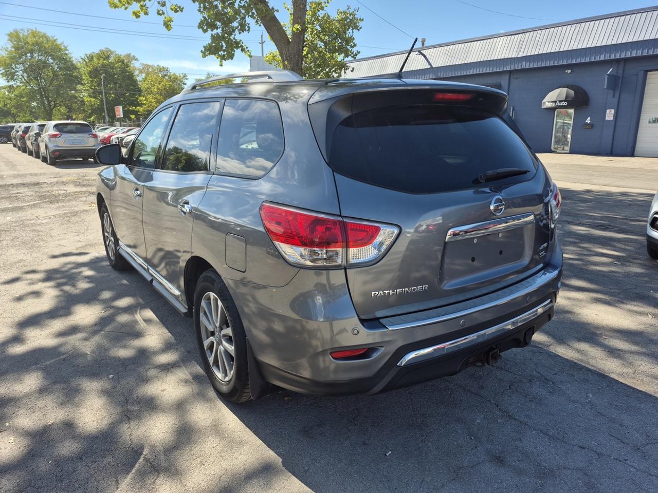 2015 Nissan Pathfinder SL Photo
