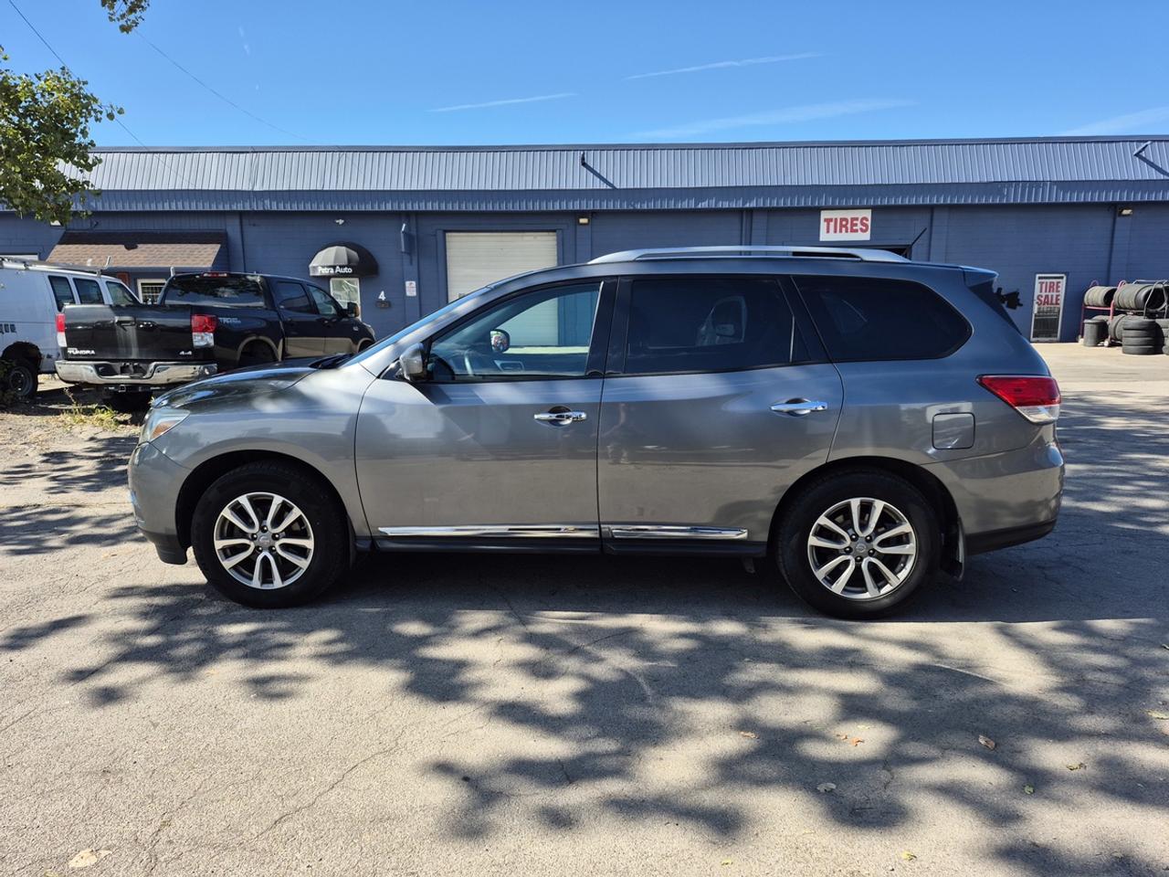 2015 Nissan Pathfinder SL Photo