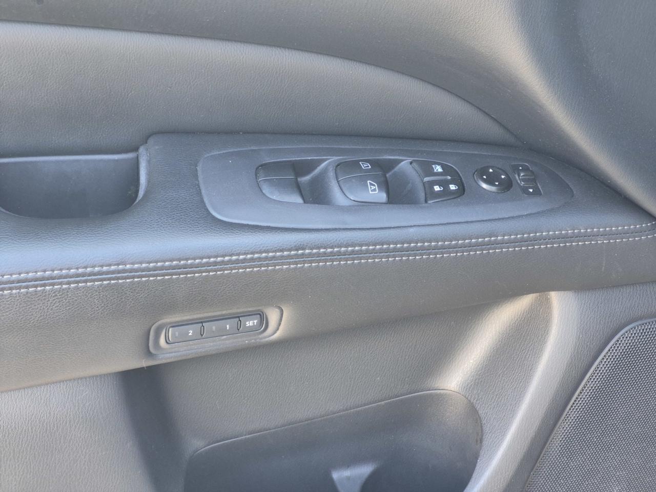 2015 Nissan Pathfinder SL Photo