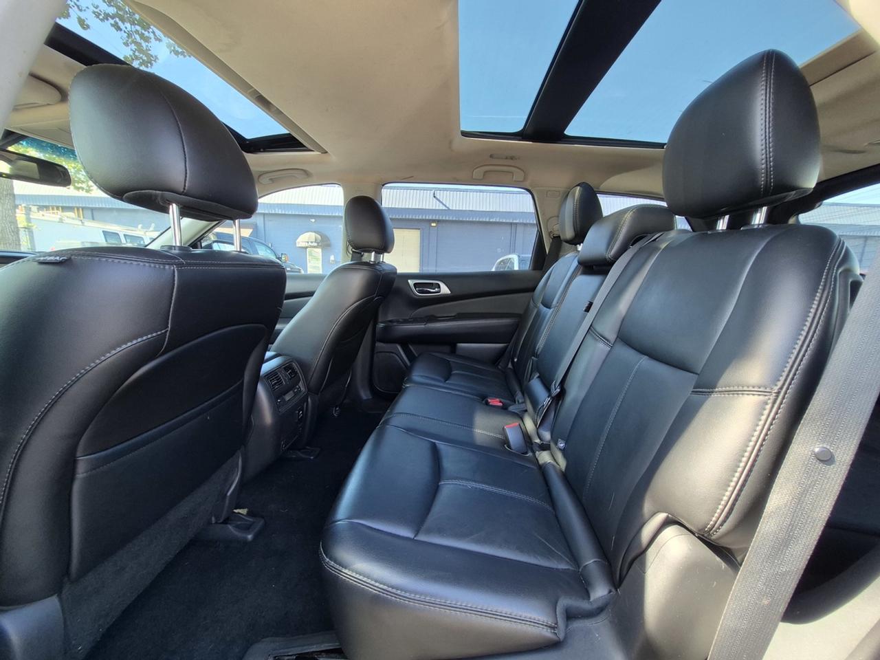 2015 Nissan Pathfinder SL Photo