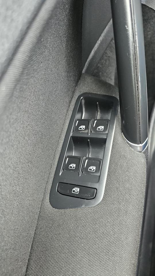 2016 Volkswagen Golf 5dr HB Auto 1.8 TSI Photo