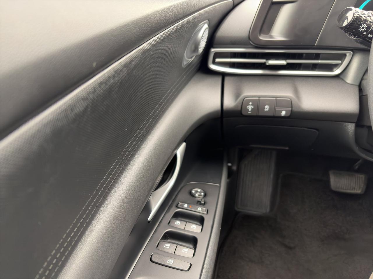 2025 Hyundai Elantra Essential | Lane Keep Assist w/Lane Departure Warning | Forward Collision Avoidance Assist Photo