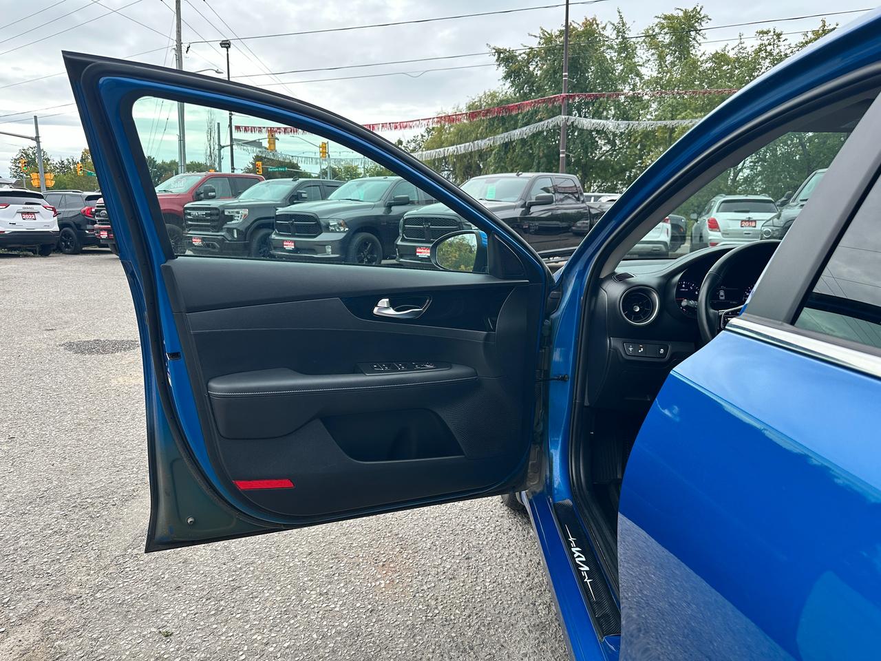 2023 Kia Forte EX HTD-Cloth A/C CarPlay HD-FM Backup Cam Alloys Photo