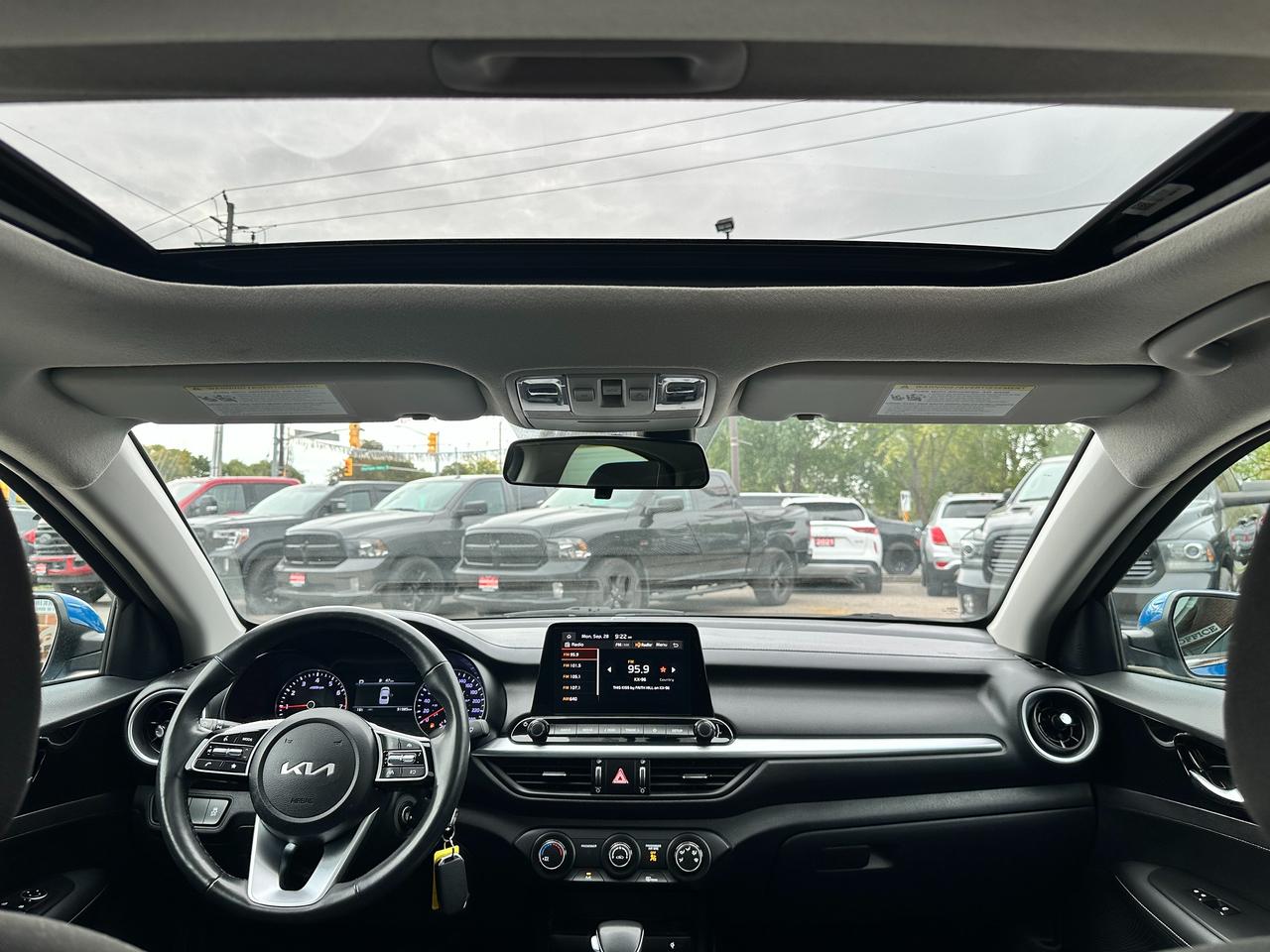 2023 Kia Forte EX HTD-Cloth A/C CarPlay HD-FM Backup Cam Alloys Photo
