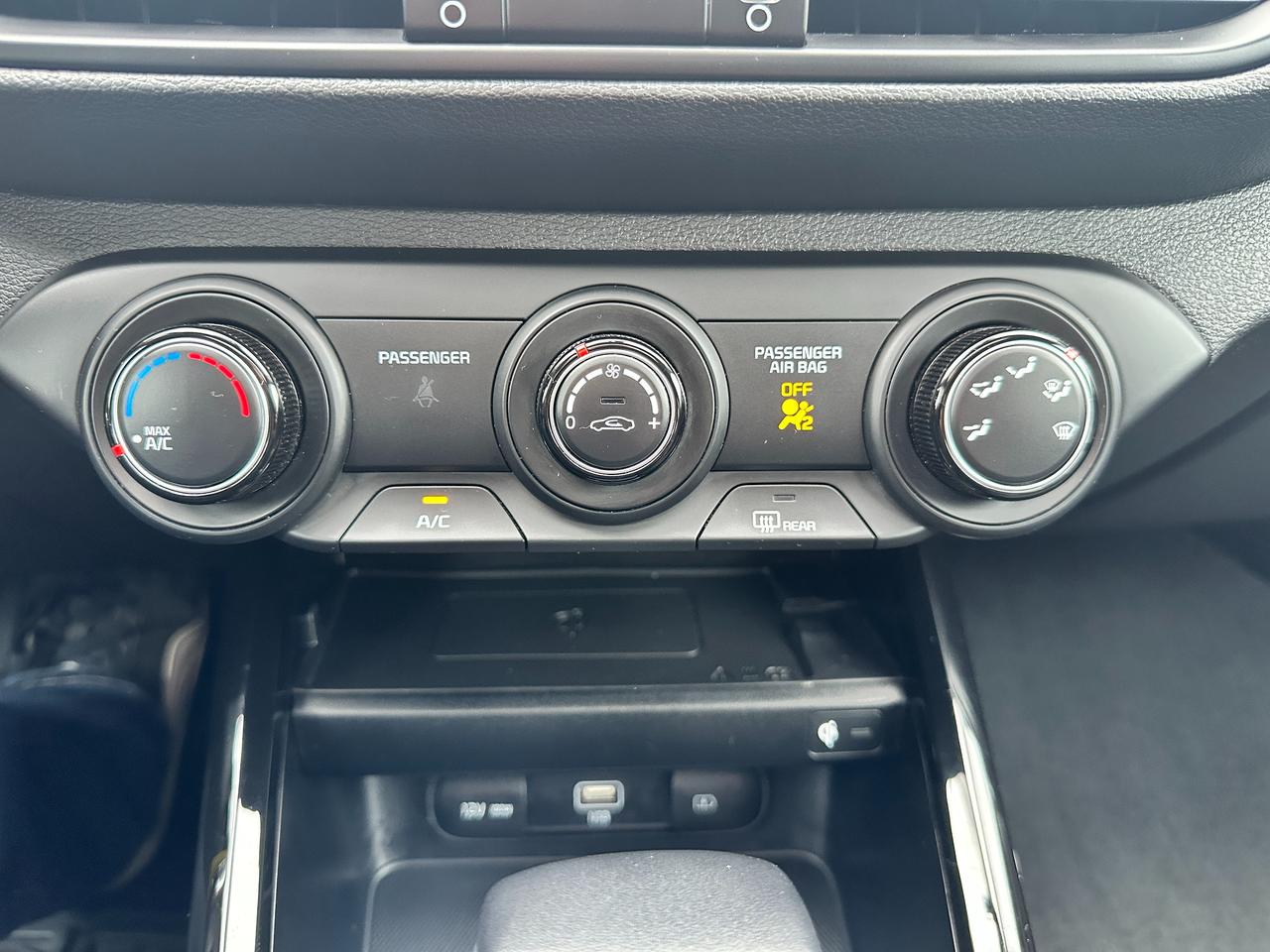 2023 Kia Forte EX HTD-Cloth A/C CarPlay HD-FM Backup Cam Alloys Photo
