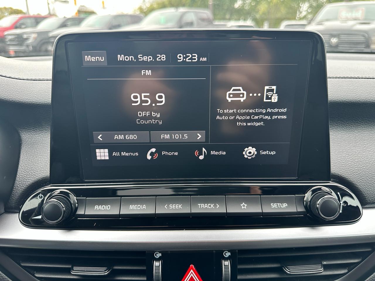 2023 Kia Forte EX HTD-Cloth A/C CarPlay HD-FM Backup Cam Alloys Photo