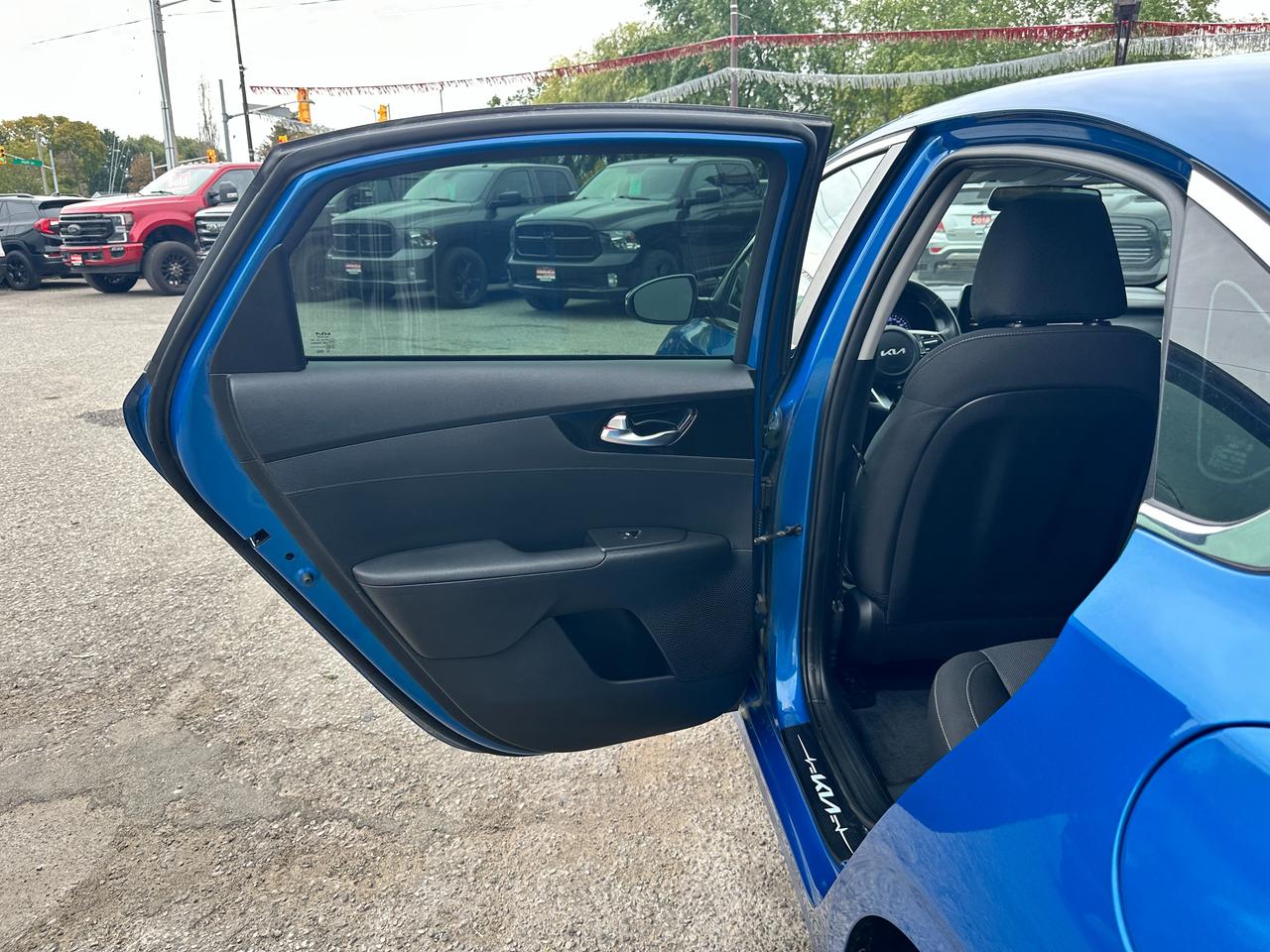 2023 Kia Forte EX HTD-Cloth A/C CarPlay HD-FM Backup Cam Alloys Photo
